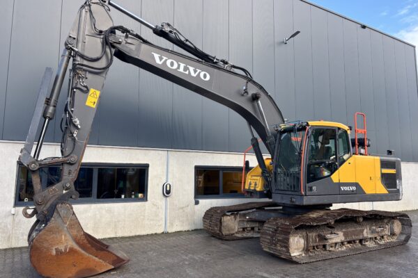 1 Volvo EC220EL