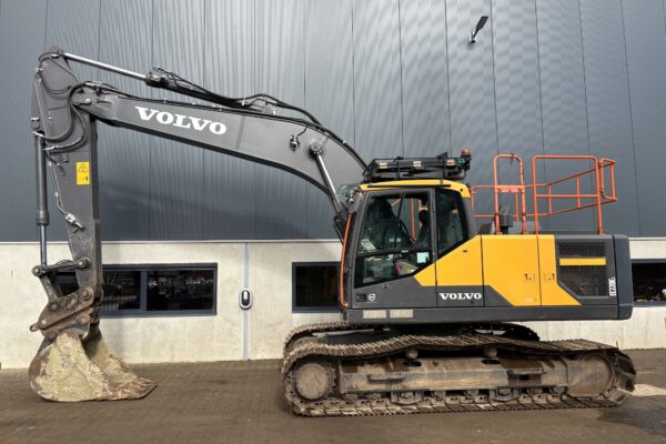 1 Volvo EC220EL