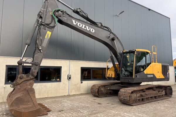 1 Volvo EC220EL