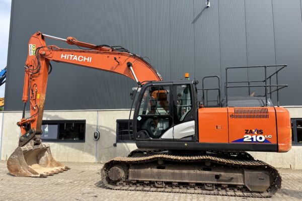 2 Hitachi ZX210LC-6