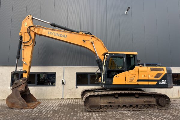 2 Hyundai HX220L