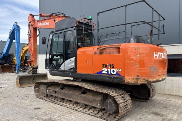 3 Hitachi ZX210LC-6
