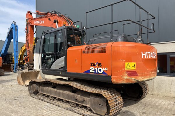 3 Hitachi ZX210LC-6