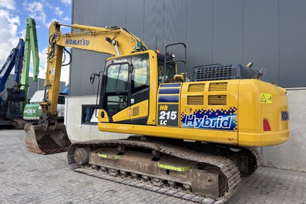 3 Komatsu HB215LC-3