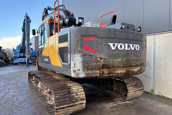 3 Volvo EC220EL