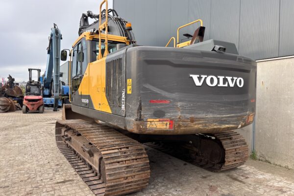 4 Volvo EC220EL