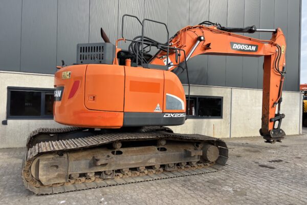 6 Doosan DX235LCR-5