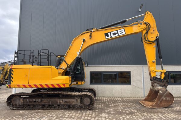 6 JCB 220X