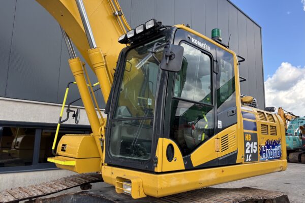 6 Komatsu HB215LC-3