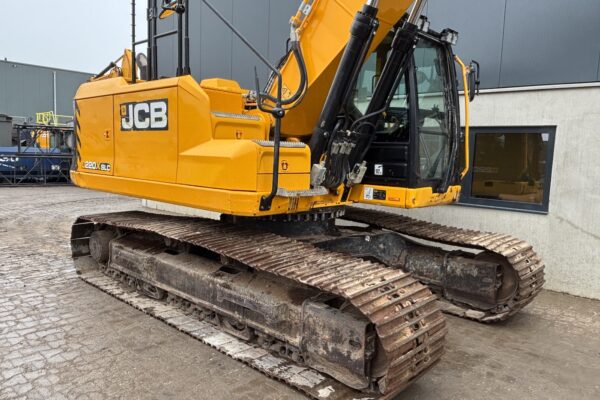 8 JCB 220X