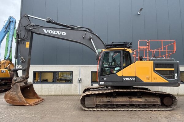 2 Volvo EC250EL