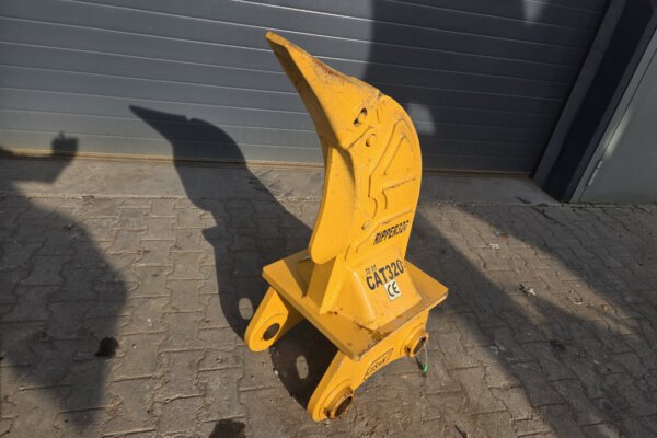 CAT 320 ripper