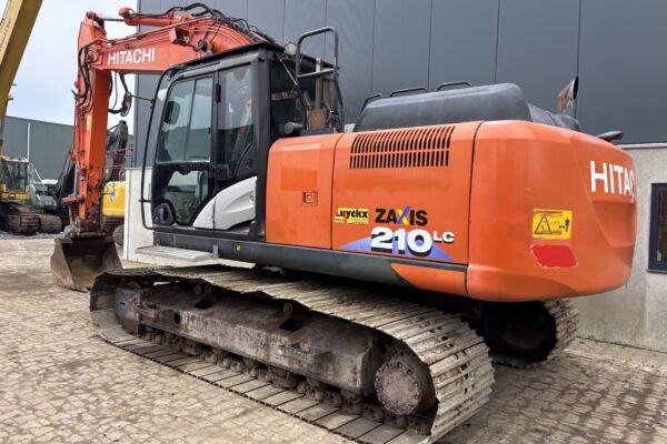 3 Hitachi ZX210LC-6