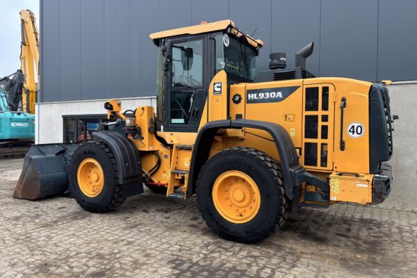 3 Hyundai HL930A