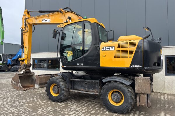 3 JCB JS160W