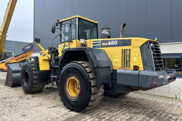 3 Komatsu WA480-5H