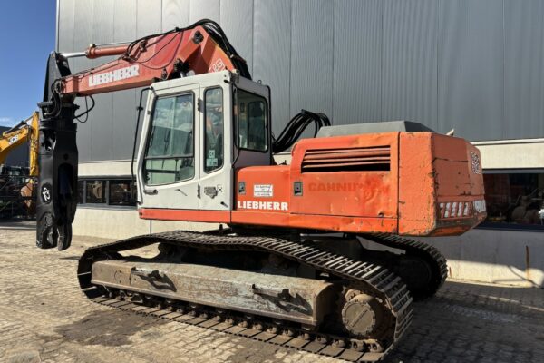 3 Liebherr R922
