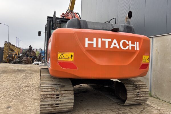 4 Hitachi ZX210LC-6