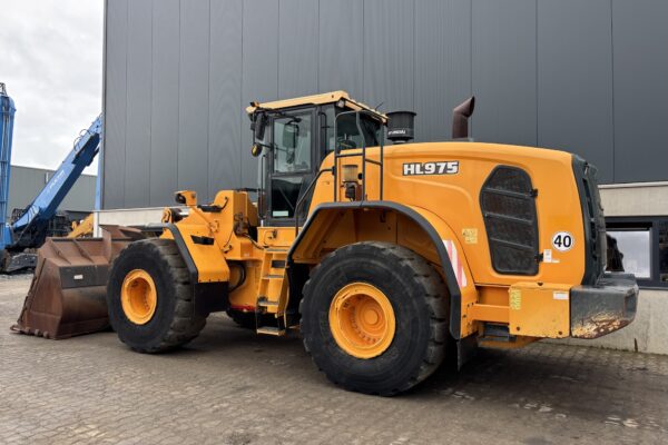 4 Hyundai HL975