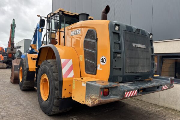 5 Hyundai HL975