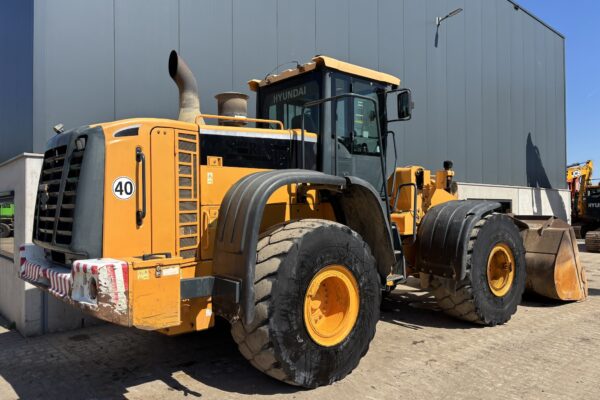 6 Hyundai HL770-9