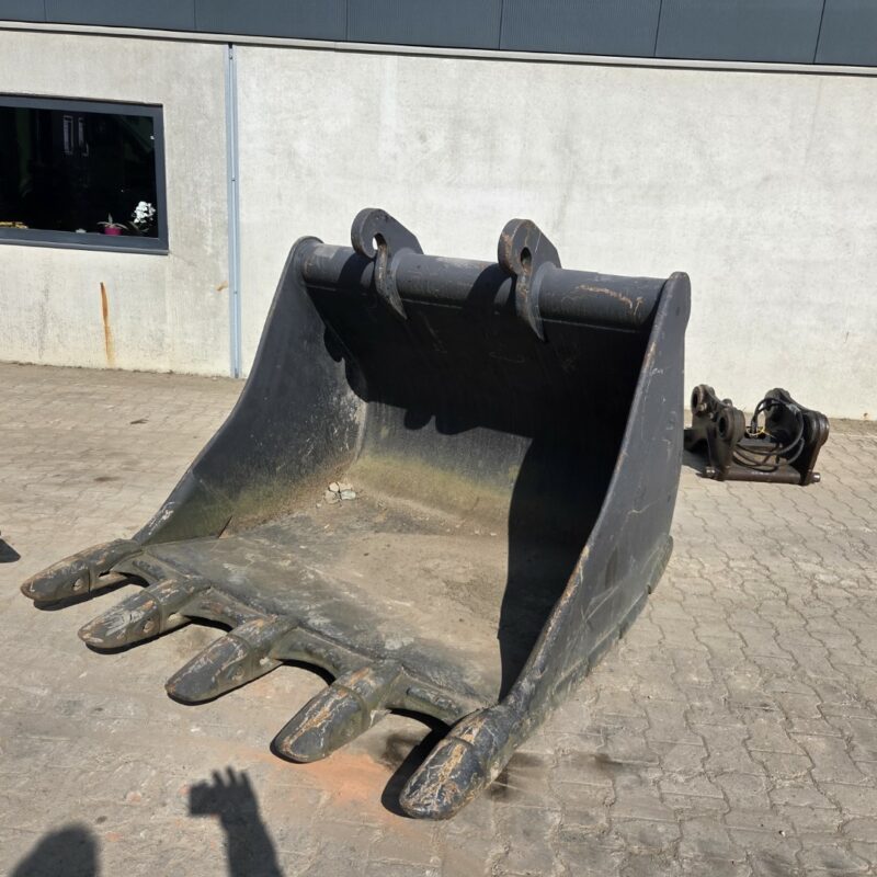 CW40 bucket with teeth