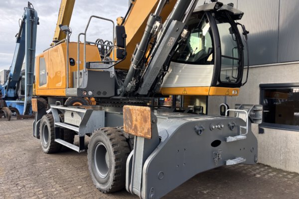 7 Liebherr LH40 Port