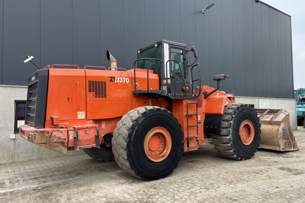 8 Hitachi ZW370