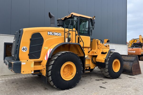 8 Hyundai HL960