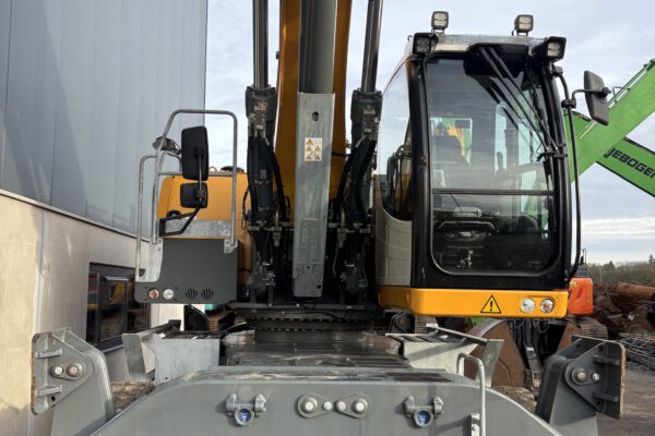 8 Liebherr LH40 Port
