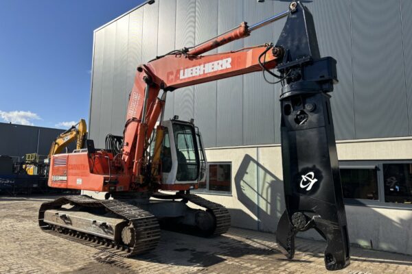 8 Liebherr R922