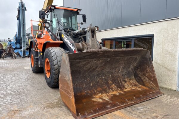 9 Doosan DL350-5