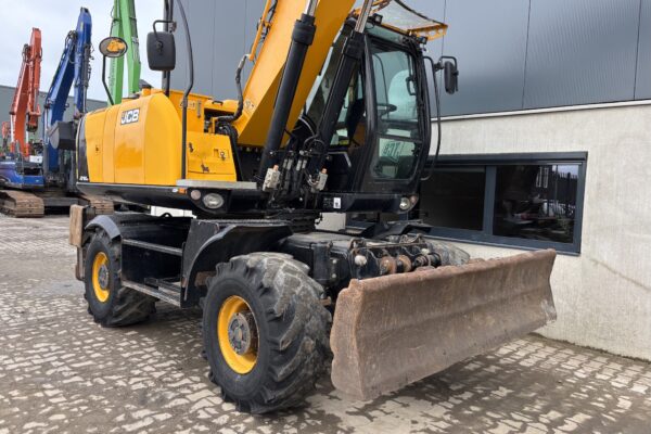 9 JCB JS160W