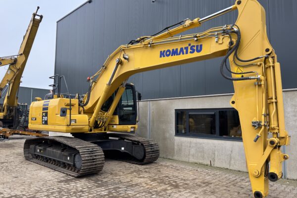9 Komatsu PC210LC-10