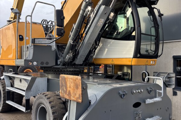 9 Liebherr LH40 Port