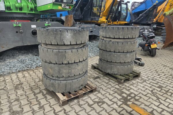 Full rubber tyres (2)