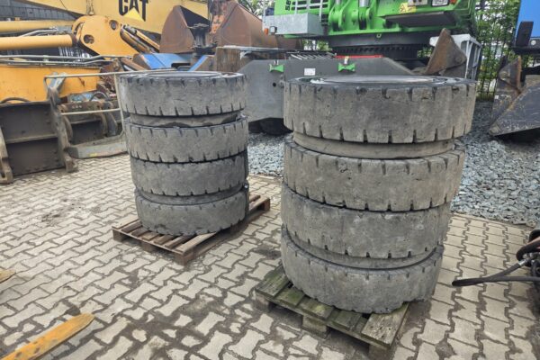 Full rubber tyres (3)