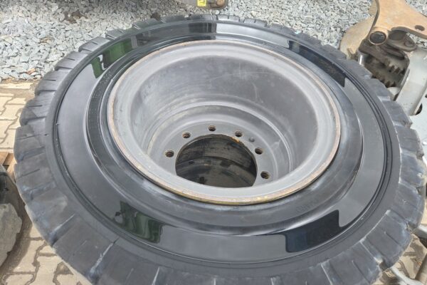 Full rubber tyres (6)