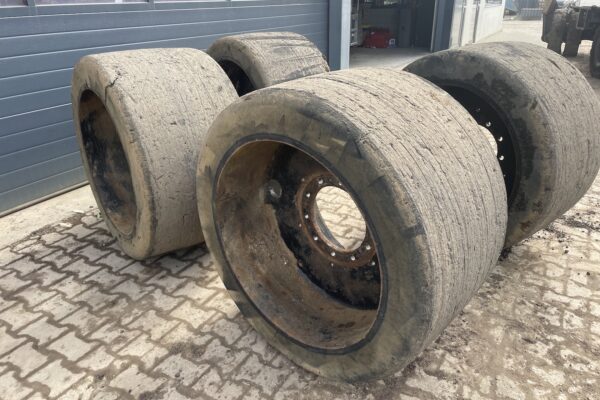 Full rubber wide tyres (1)