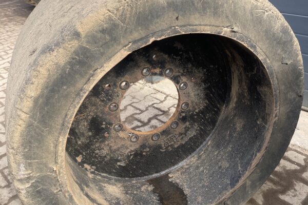 Full rubber wide tyres (3)