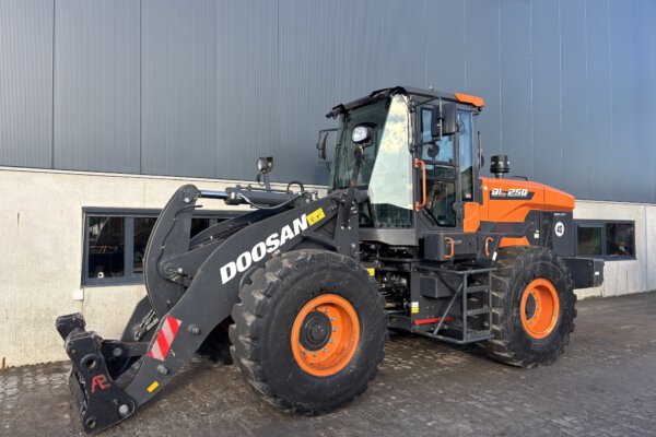 1 Doosan DL250-7