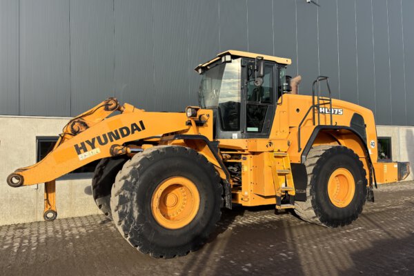 1 Hyundai HL975