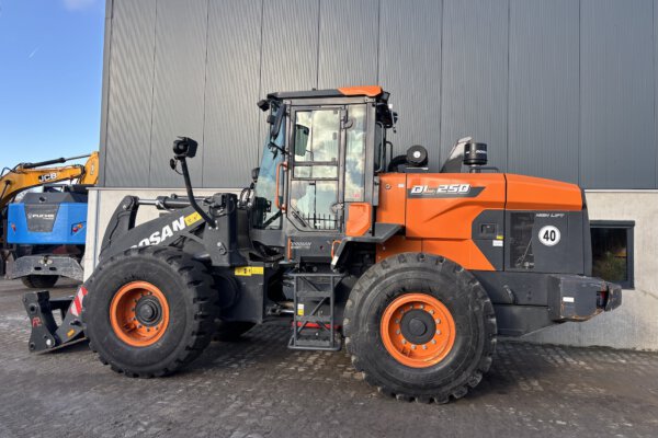 2 Doosan DL250-7