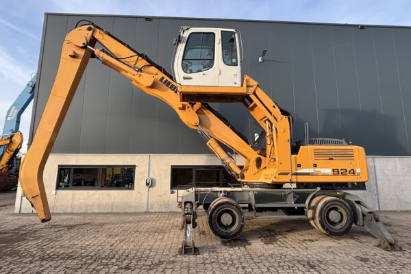 2 Liebherr A924C