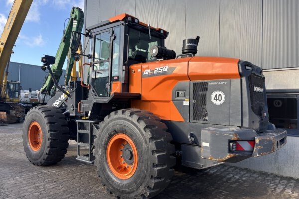 3 Doosan DL250-7