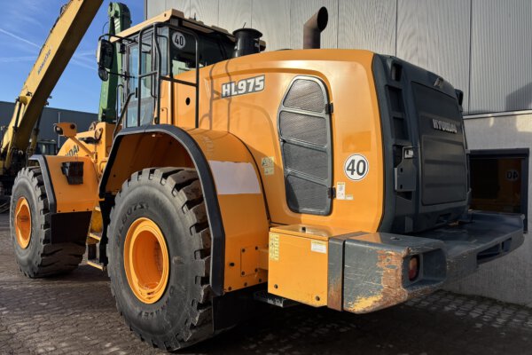 3 Hyundai HL975