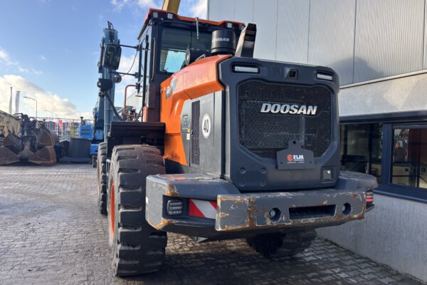 4 Doosan DL250-7