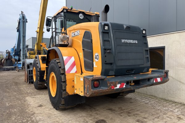 4 Hyundai HL965