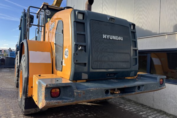 4 Hyundai HL975