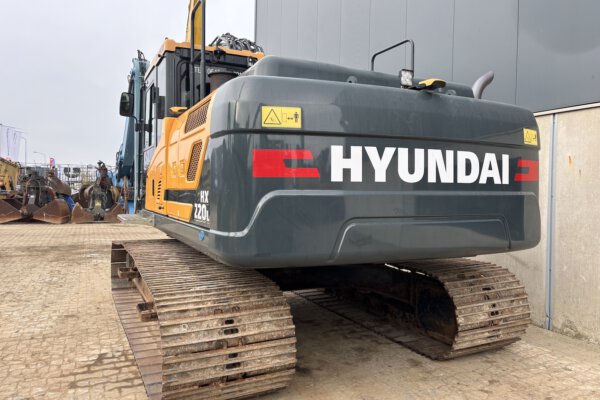 4 Hyundai HX220L